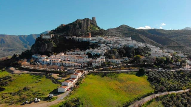 산속에 자리 잡은 그림 같은 마을