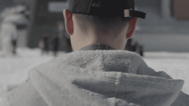 눈 덮인 거리를 걷는 남자의 뒷모습