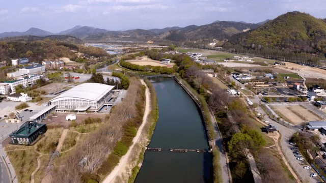 강과 주변 마을의 경치