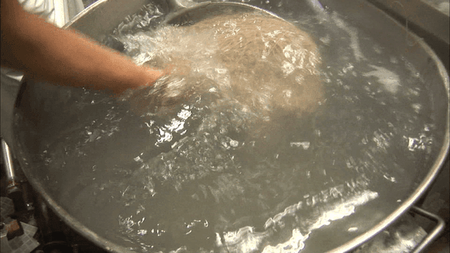Scene of rinsing noodles in cold water
