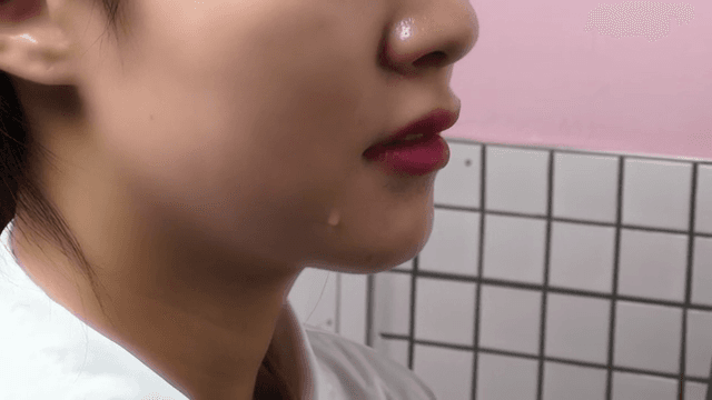 눈물을 흘리는 여성