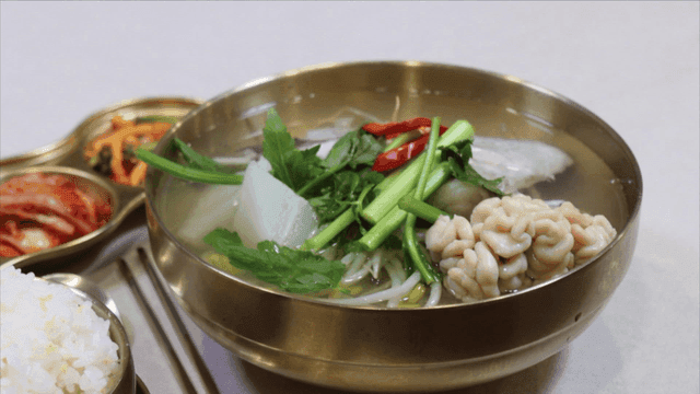 밥과 대구탕이 있는 한식 식사