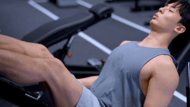 레그 프레스 머신에서 운동하는 남성