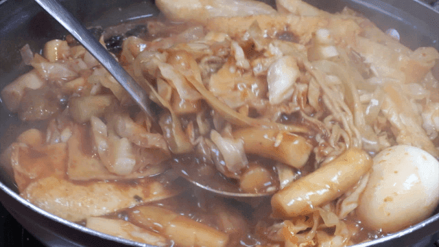 냄비에서 끓고 있는 한국 떡볶이