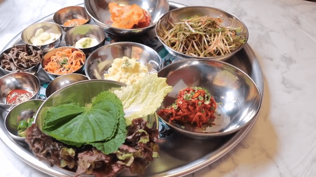 쟁반에 담긴 다양한 한국 반찬