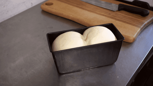 빵 틀에서 부풀어 오르는 반죽