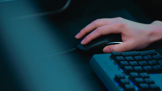 마우스를 빠르게 클릭하는 손