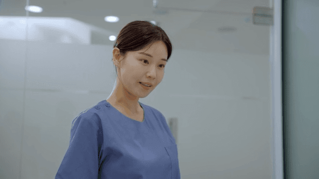 대화 중인 병원 속 간호사