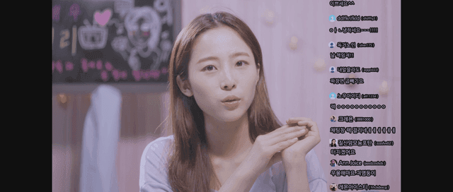 아늑한 방에서 라이브 방송하는 여성