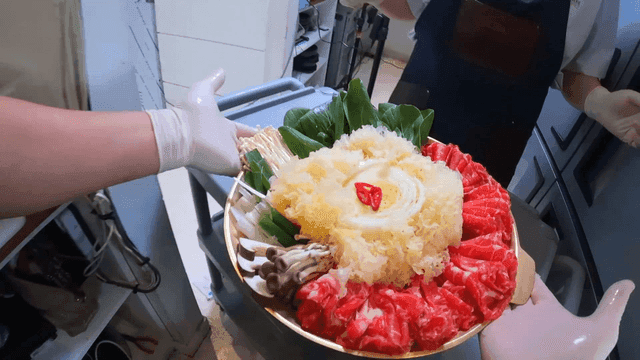 신선한 재료가 준비된 냄비