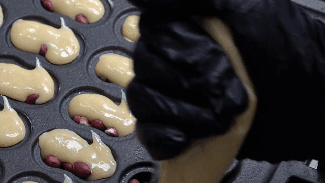 땅콩이 있는 틀에 붓는 반죽