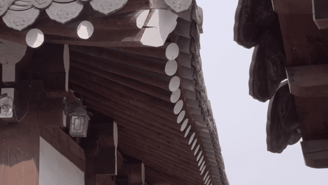 전통 한국식 지붕과 나무 기둥