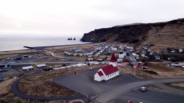 교회와 절벽이 있는 해안 마을