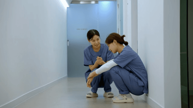 복도에서 인사하는 간호사와 의사