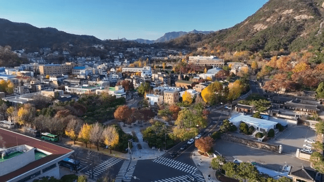 산으로 둘러싸인 활기찬 마을