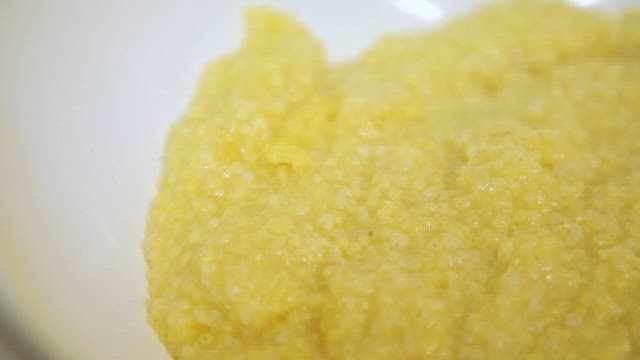 흰 그릇에 담긴 노란 죽의 클로즈업