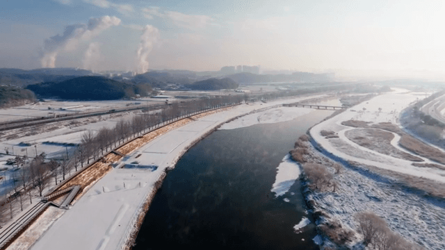 눈 덮인 강변의 풍경