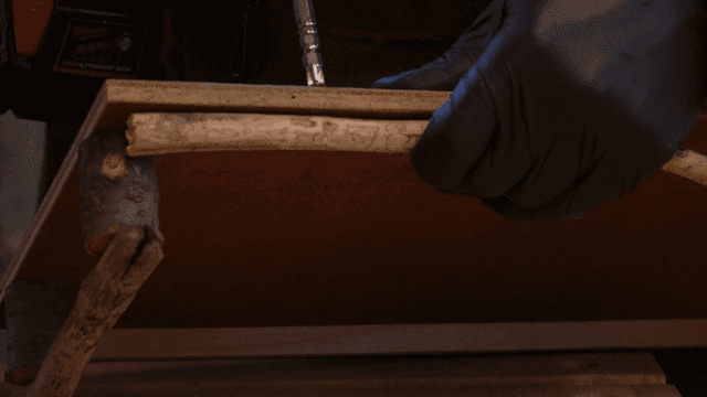 도구로 나무 가구 조립하기