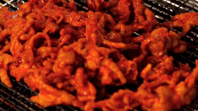 불닭발을 석쇠에 굽는 모습