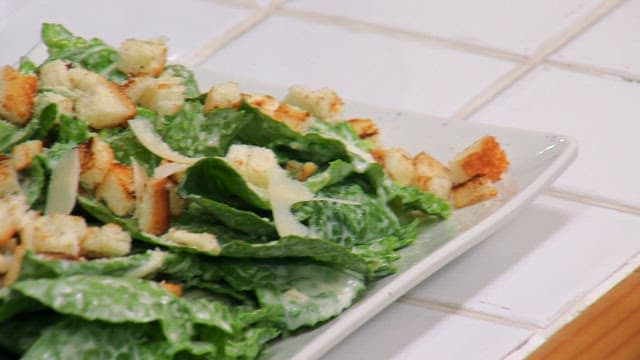 크루통과 치즈가 있는 신선한 봄동 샐러드