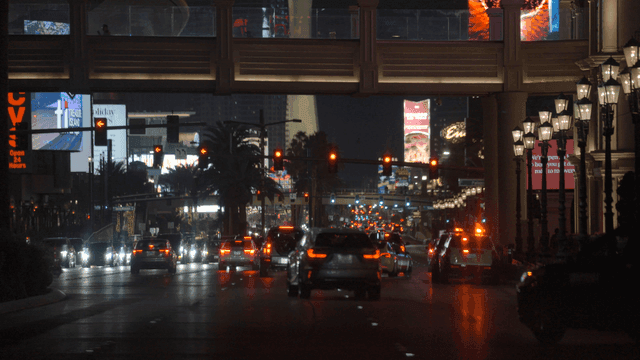 번화한 도시의 야간 교통