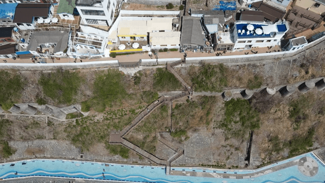 언덕에 가게들이 있는 화려한 해안 마을