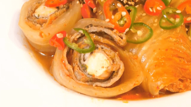 두부와 고추가 들어간 김치말이