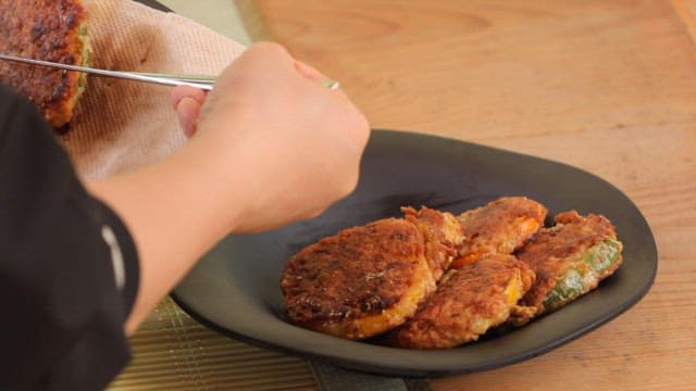 노릇노릇하게 부쳐진 파프리카 육전