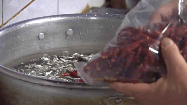 냄비에 멸치와 고추