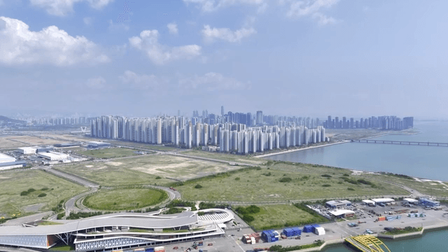 항구가 있는 현대적인 도시 풍경