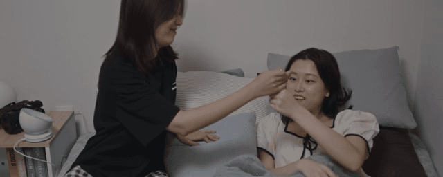 아늑한 침실에서 대화하는 두 친구