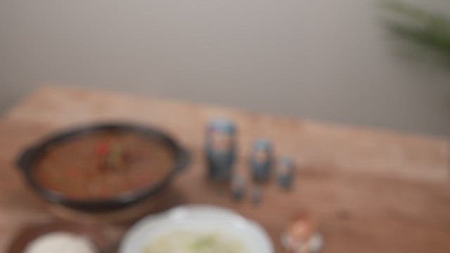 정갈한 한국식 식사가 차려진 주방의 식탁