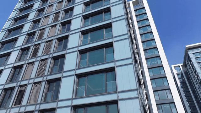 맑은 하늘 아래 현대적인 고층 건물