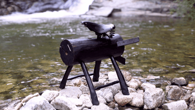 강가에 놓인 안장이 있는 나무 통