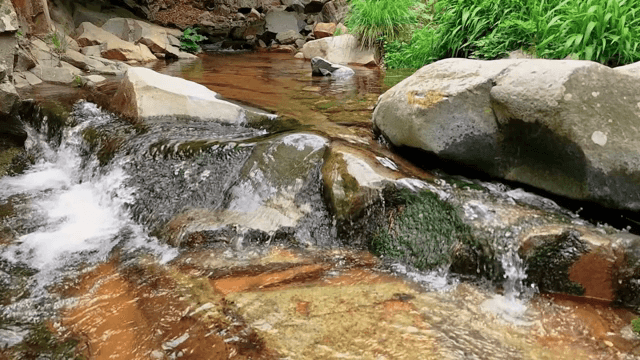 바위 위로 흐르는 고요한 시냇물