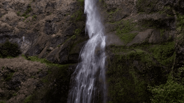 절벽을 따라 흐르는 장엄한 폭포