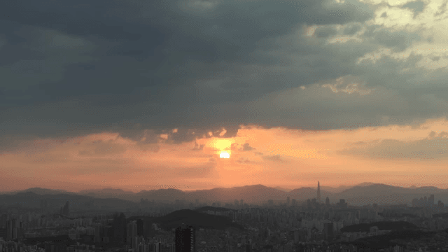 도시 스카이라인 위로 뜨는 해