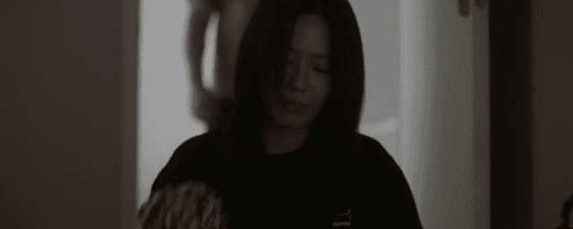 짐을 챙기는 여성과 바라보는 남성