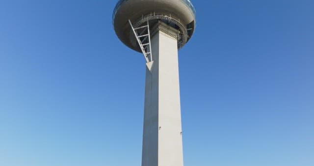 바다 옆의 현대적인 전망 타워