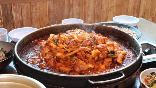 뜨거운 철판에서 조리되는 닭갈비