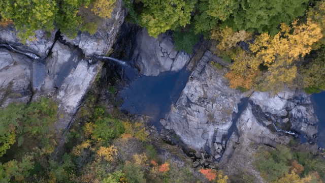 가을 단풍에 둘러싸인 경치 좋은 폭포