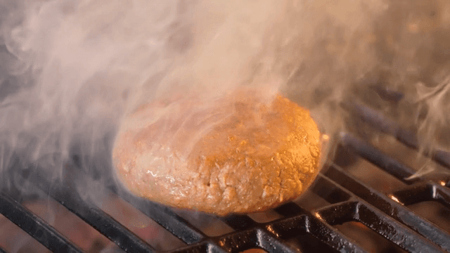 연기가 나는 육즙 가득한 버거 패티 굽기
