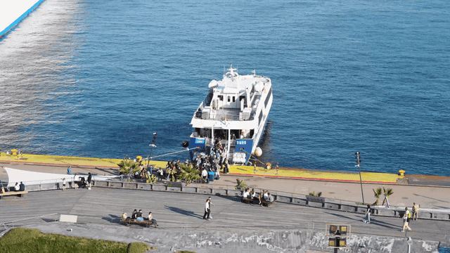 부두에서 페리에 탑승하는 사람들