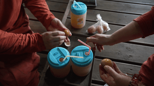 찜질방에서 구운 계란을 까고 식혜를 마시는 사람들