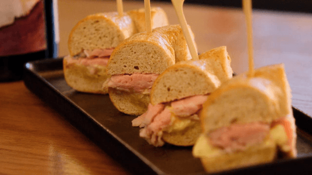 햄과 버터가 들어간 미니 잠봉뵈르