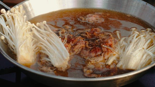 양념된 불고기에 채소 추가하기