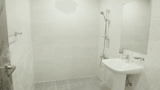 샤워기와 세면대가 있는 현대적인 욕실