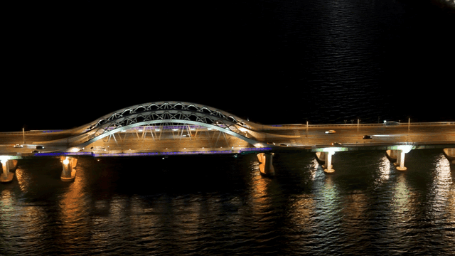 밤에 차량들이 있는 다리의 야경