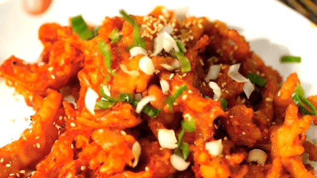 불닭발에 고명이 올려진 모습