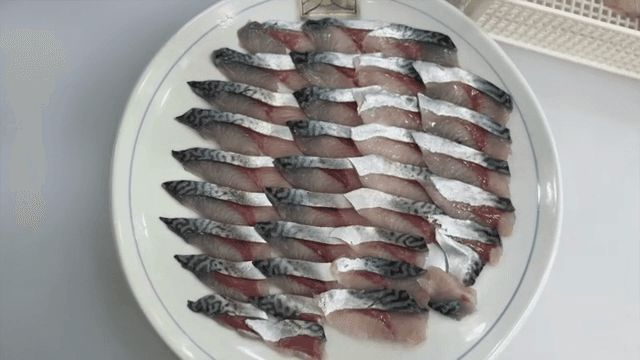 접시에 놓인 고등어 회